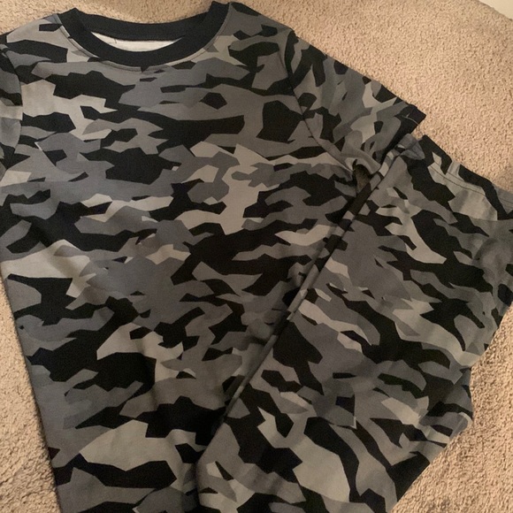 Boys Kirkland signature camouflage pajamas. - Picture 1 of 3